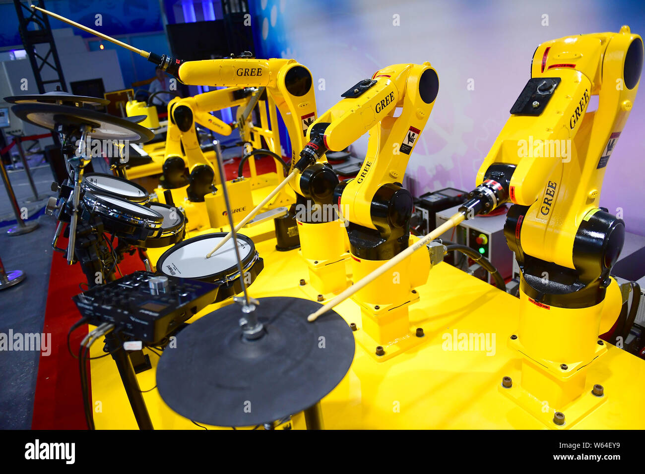 Un robot industrial de una banda auto-desarrollado por Gree Electric realiza tambores durante un show en la ciudad de Shenyang, al noreste de la provincia china de Liaoning, 31 A Foto de stock