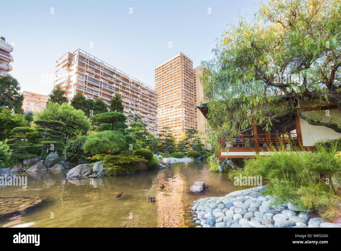 Jardín Japonés de Mónaco en verano Foto de stock
