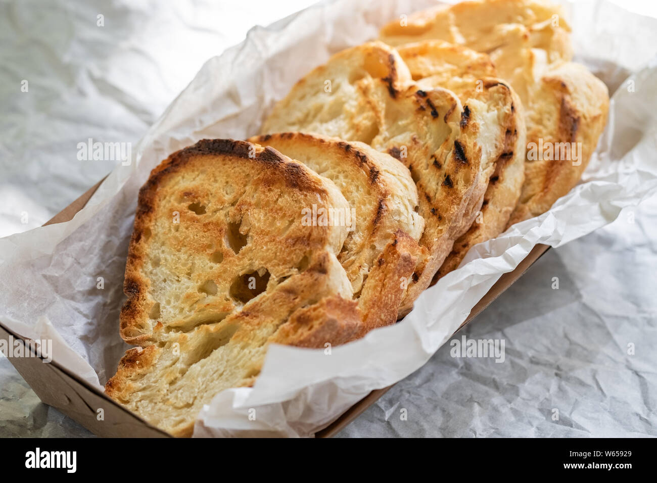 Tiro horizontal de una bandeja de tostador con cuatro trozos de pan de  trigo con mantequilla saliendo de una tostadora Fotografía de stock - Alamy