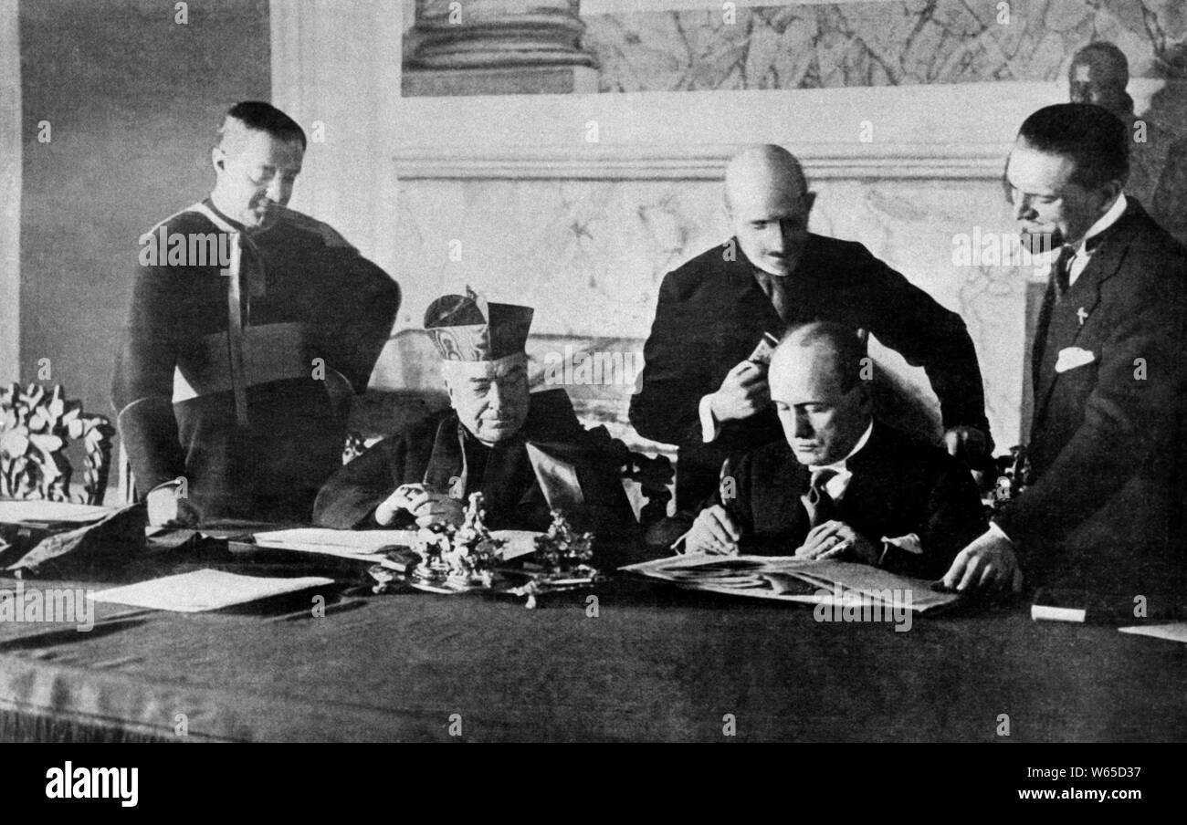La firma de los Pactos Lateranenses entre el cardenal Pietro Gasparri y Benito Mussolini, Roma 1929 Foto de stock