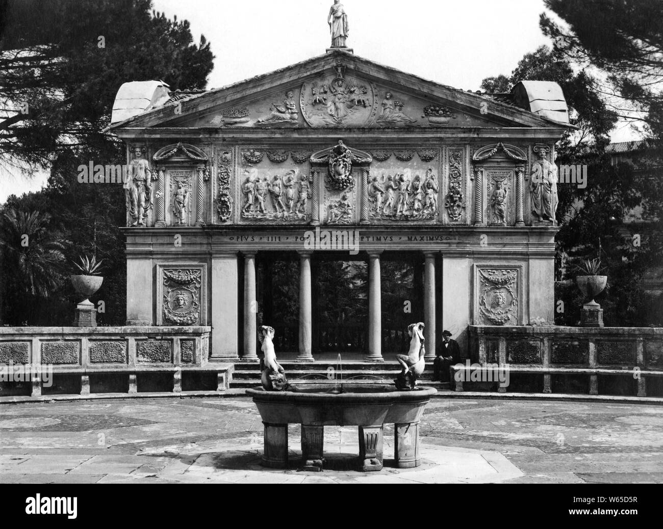 Patio de la Casina de Pío IV, con el ninfeo de capacidades, jardines vaticanos, 1930 Foto de stock