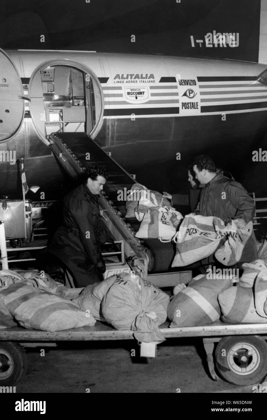 La descarga de sacos de correo, 1967 Foto de stock