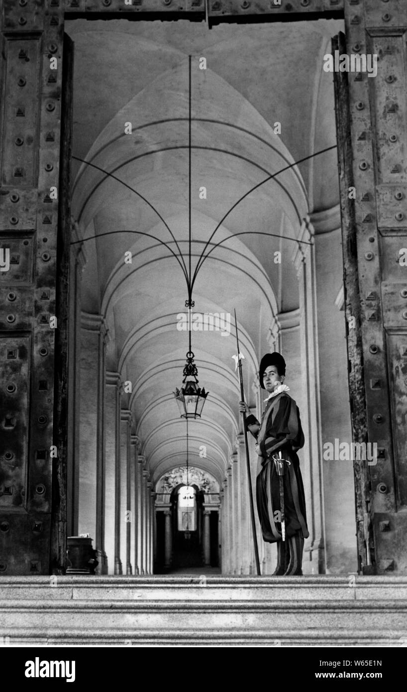 Entrada al Vaticano desde la puerta de bronce, 1958 Foto de stock