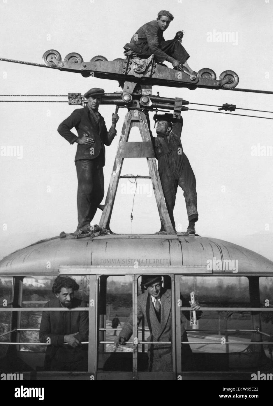 Los trabajadores de mantenimiento del teleférico de Montecassino, 1930 Foto de stock