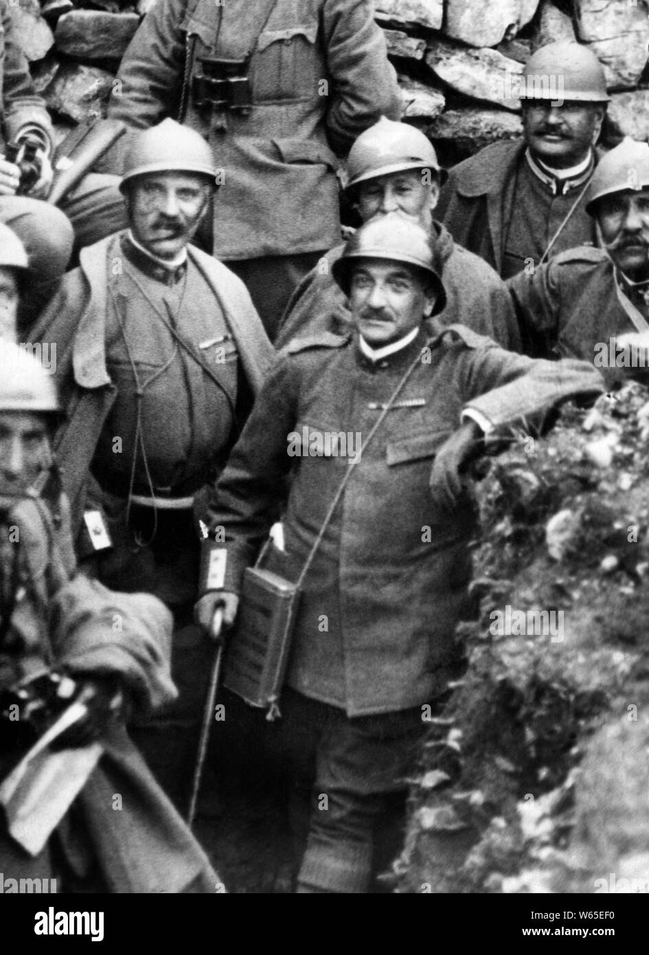 Armando Diaz entre los soldados, 1917 Foto de stock