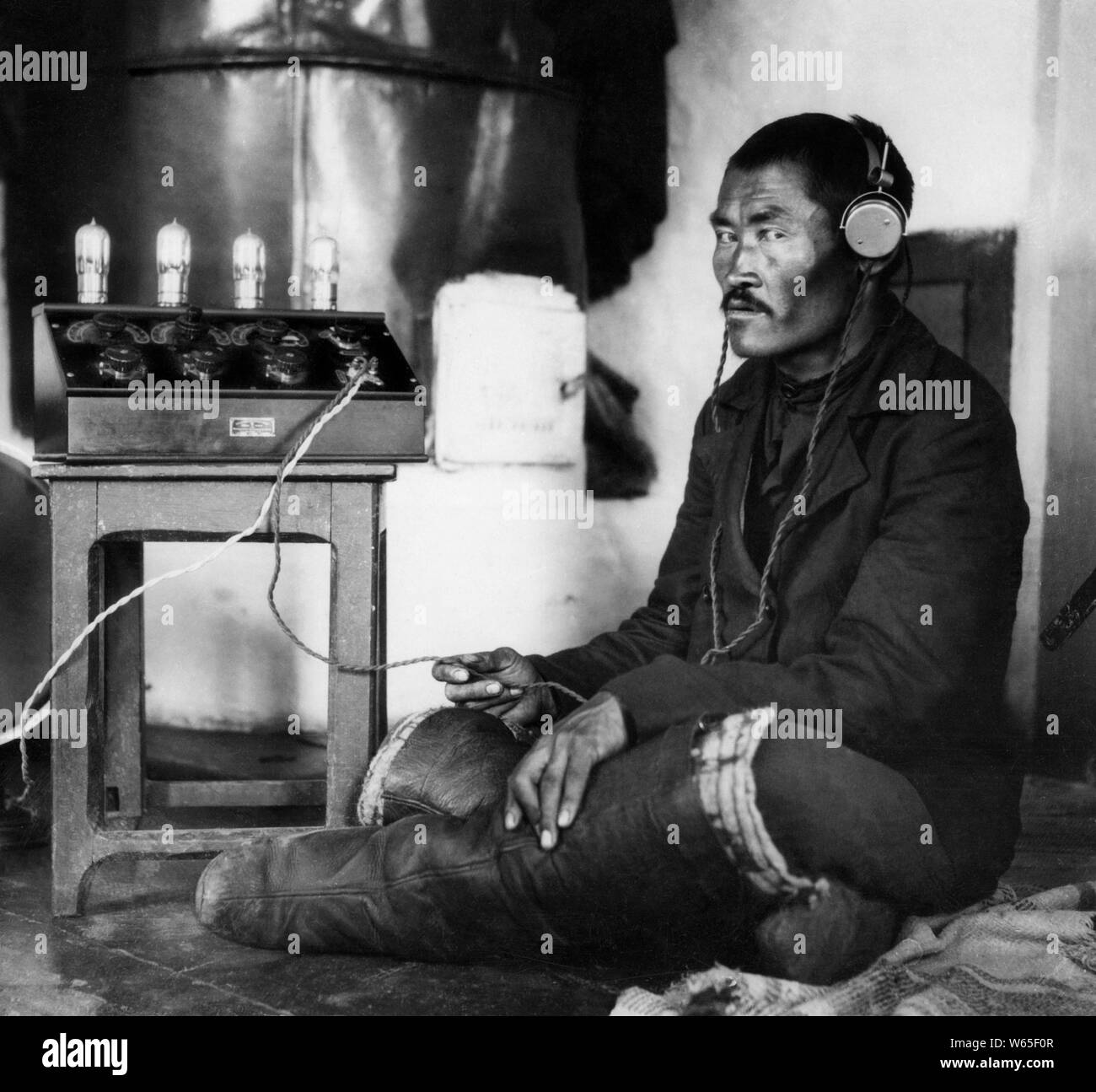 un oirato escuchando la radio, 1920-30 Foto de stock