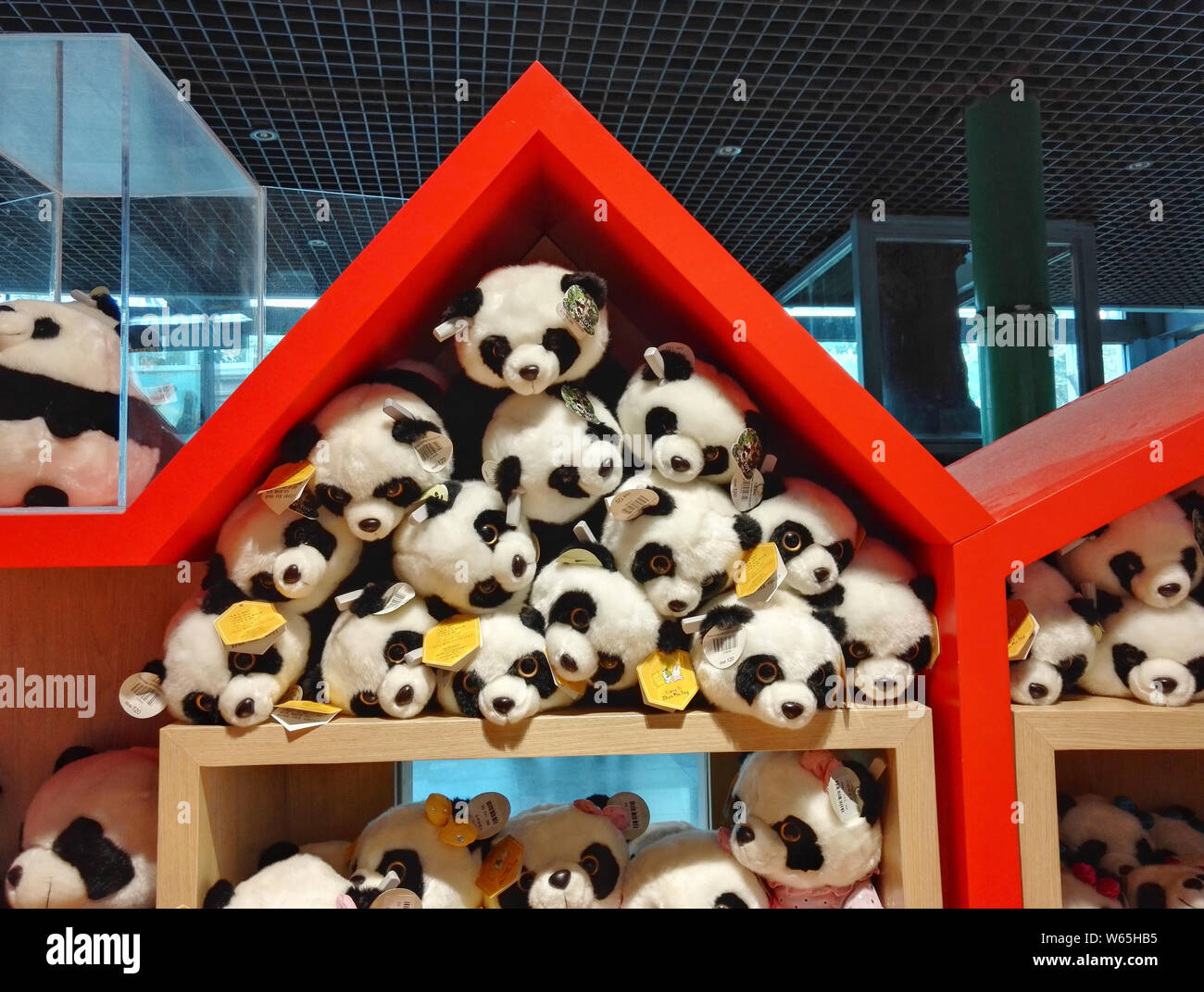 Ópera diario Parpadeo Panda-themed recuerdos están a la venta en la tienda de la casa de los  pandas gigantes en el Zoológico de Beijing en Beijing, China, 27 de agosto  de 2018. Clientes visitaron el