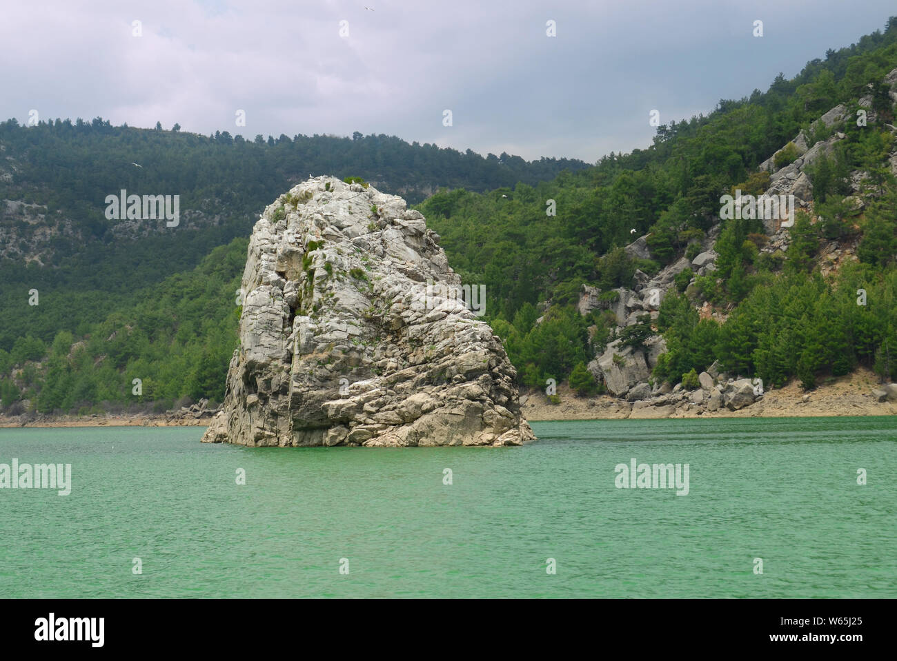 Stone Island en un lago de montaña en un día de verano Foto de stock