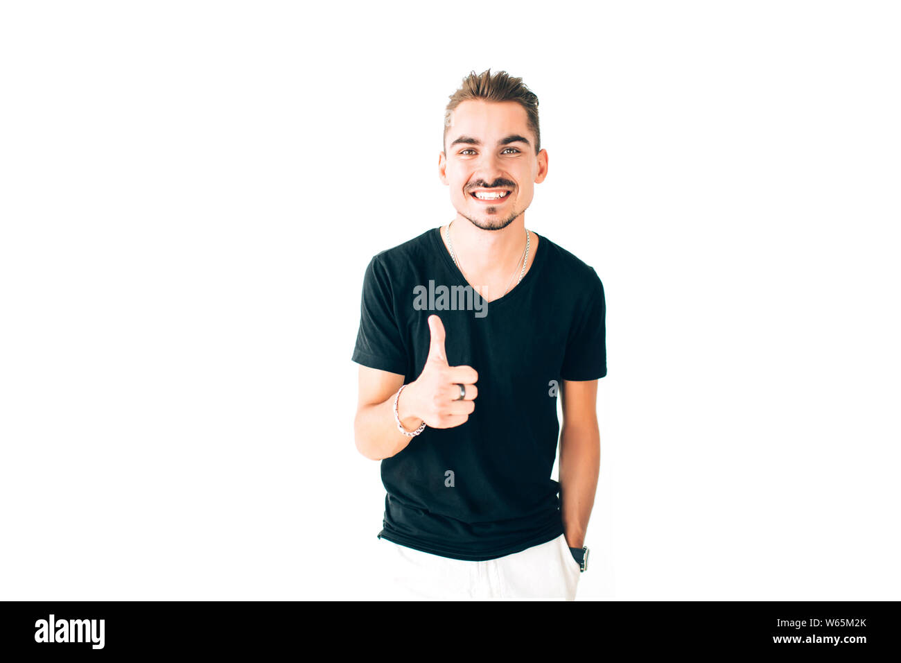 Niña sonriente en camiseta negra aislada sobre fondo blanco Fotografía de  stock - Alamy