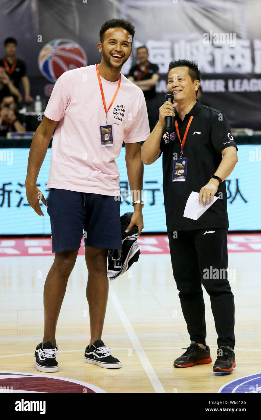 Jugador de baloncesto estadounidense Kyle Anderson, de Memphis Grizzlies, izquierda, asiste a la ACB Liga de verano en el centro deportivo de Baoshan, en Shanghai, China, 3 Foto de stock