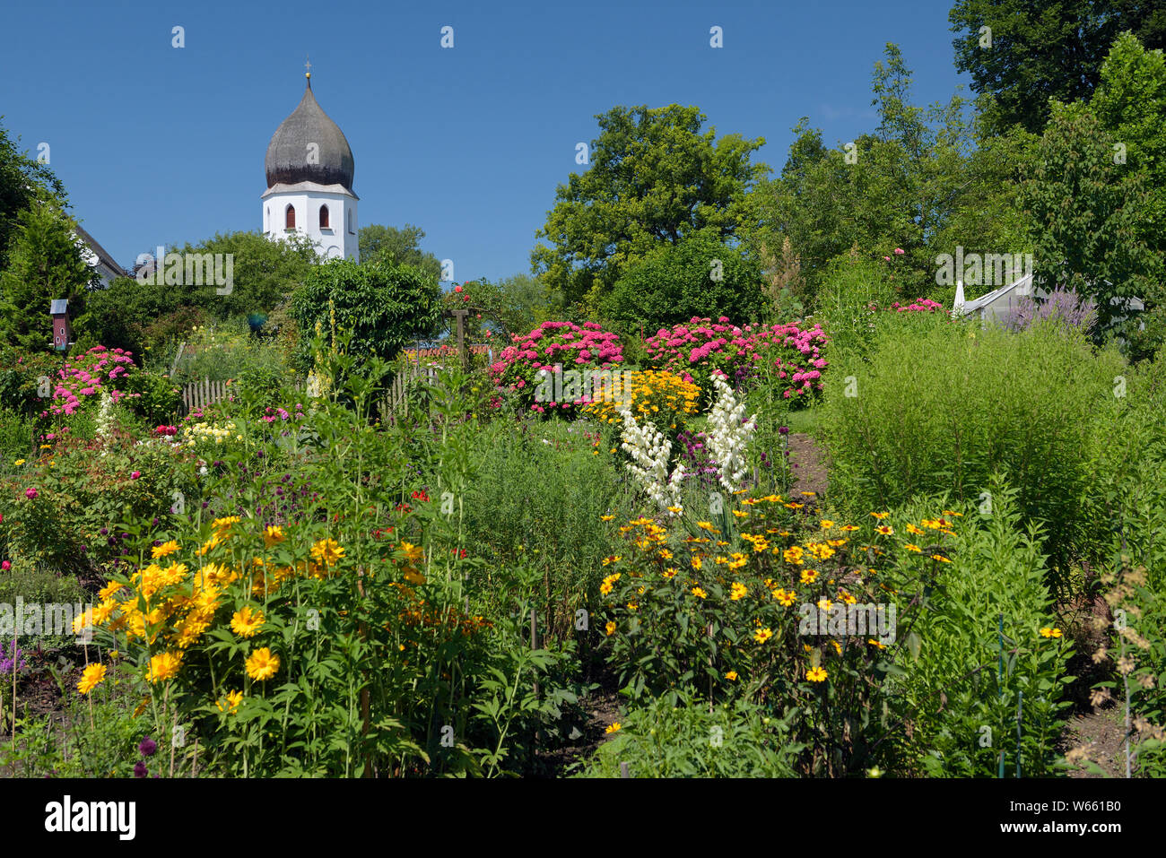 Fraueninsel, jardín del monasterio, julio, el lago Chiemsee, Baviera, Alemania Foto de stock