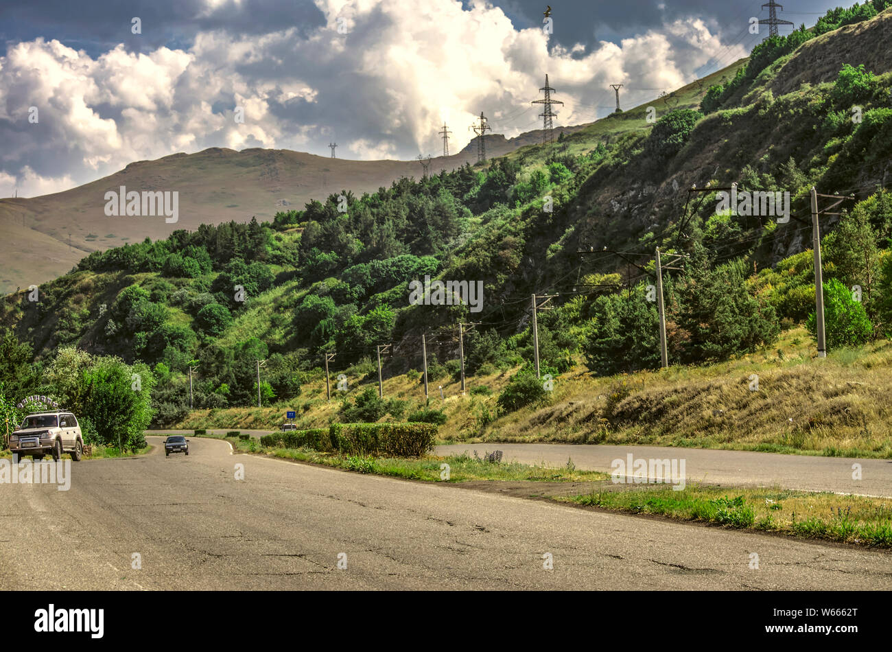 Sinuoso camino en las montañas con la descendencia que conducía al lago Sevan en Gegharkunik región de Armenia Foto de stock