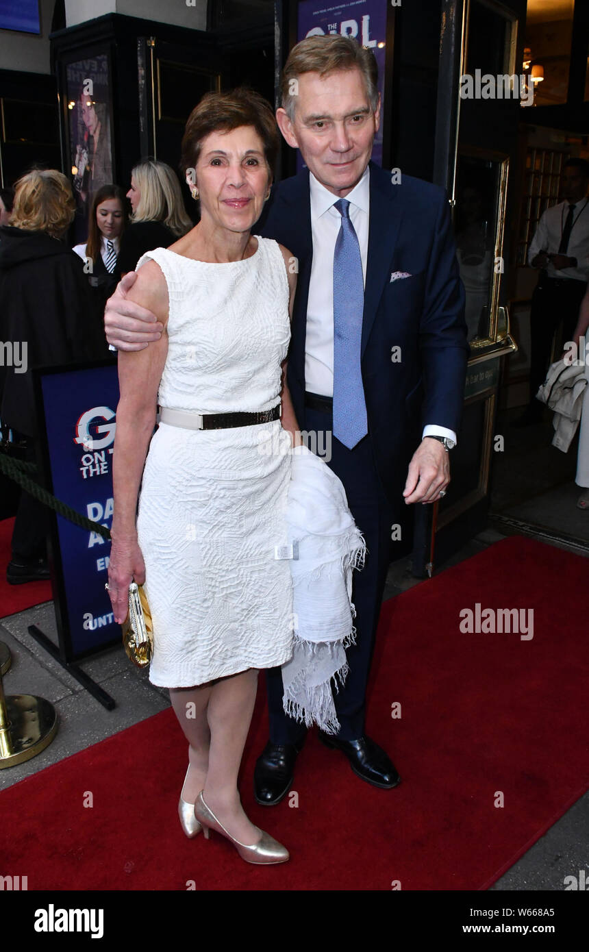 Londres Reino Unido El 30 De Julio 19 Anthony Andrews Atiende A La Chica En El Tren De La Gala De Teatro Adaptacion De La Novela Superventas De Paula Hawkins Sobre Una