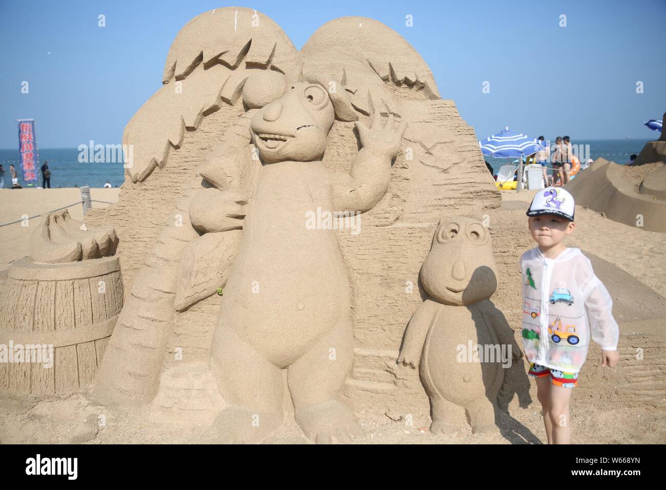 Una escultura de arena de los personajes de la serie de televisión animada chino "Boonie Bears' está en exhibición en una playa en Rizhao, East china Shandong Pr Foto de stock