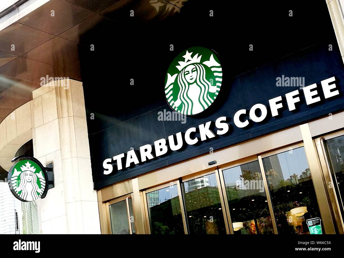 --Archivo-Vista de un café de Starbucks Coffee en la ciudad de Wuhan, provincia de Hubei en China central, el 12 de julio de 2018. China todavía era una tierra de bebedores de té cuando Foto de stock