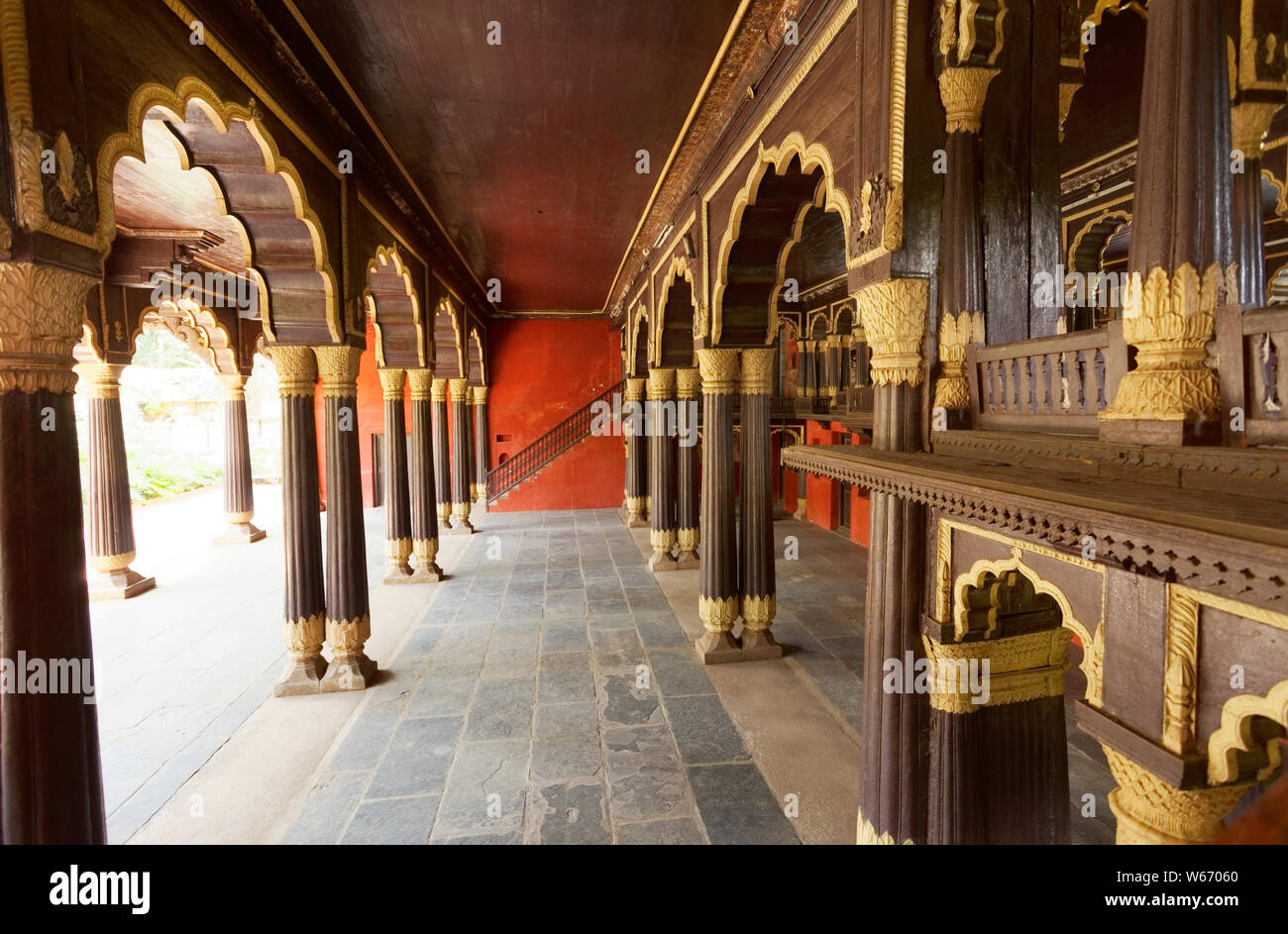 Tipu Sultan's Summer Palace, en Bangalore, India, es un ejemplo de arquitectura Indo-Islamic, la residencia de verano de la regla Mysorean Tipu Sultan. Foto de stock