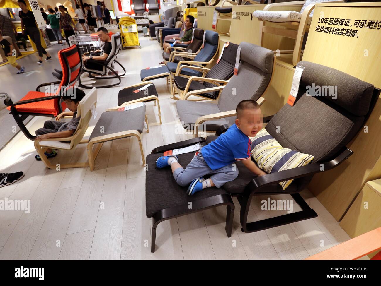 Los compradores chinos que están escapando de la ola de calor en sillas de  descanso en un aire acondicionado tienda IKEA en un scorcher en Nanjing,  ciudad del este de China Jiangsu