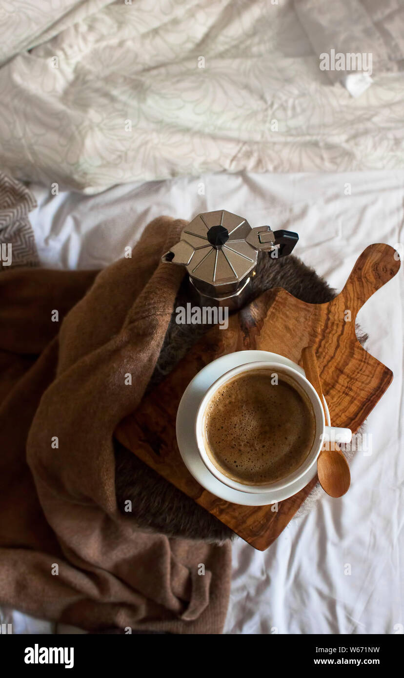 Taza de café caliente con detalles simples como un suéter marrón sábanas  blancas sobre fondo Fotografía de stock - Alamy