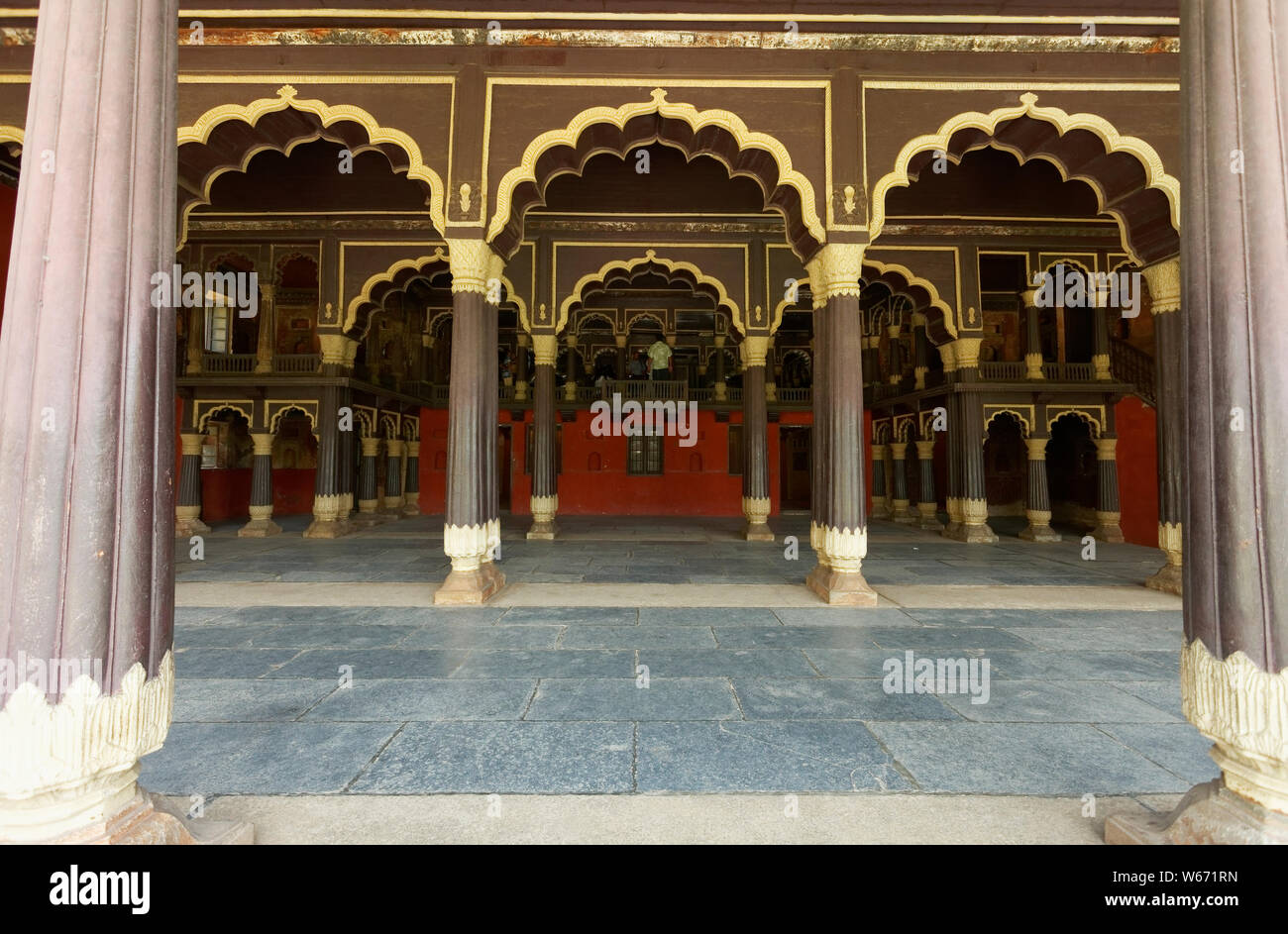 Tipu Sultan's Summer Palace, en Bangalore, India, es un ejemplo de arquitectura Indo-Islamic, la residencia de verano de la regla Mysorean Tipu Sultan. Foto de stock