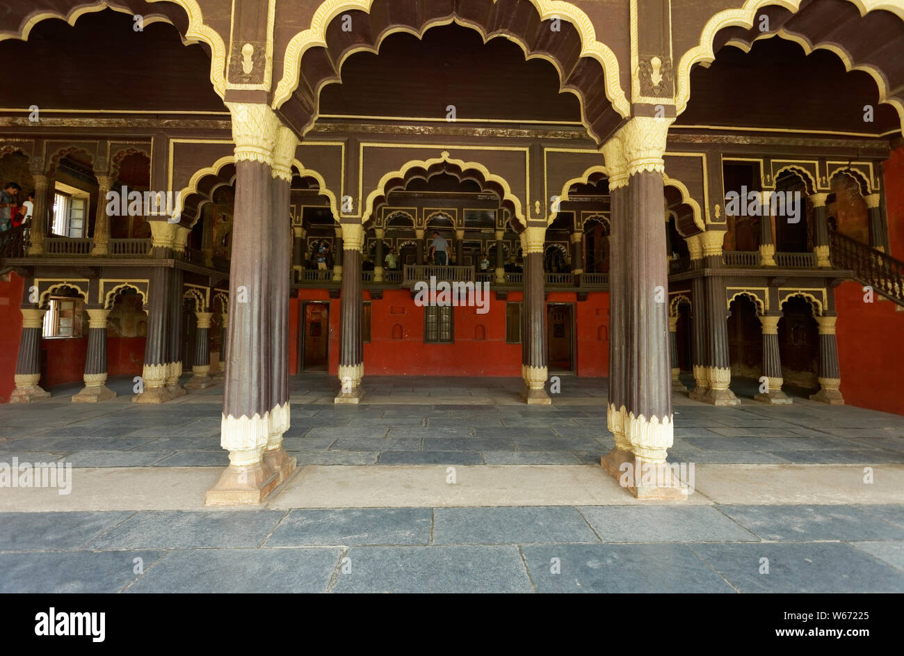 Tipu Sultan's Summer Palace, en Bangalore, India, es un ejemplo de arquitectura Indo-Islamic, la residencia de verano de la regla Mysorean Tipu Sultan. Foto de stock