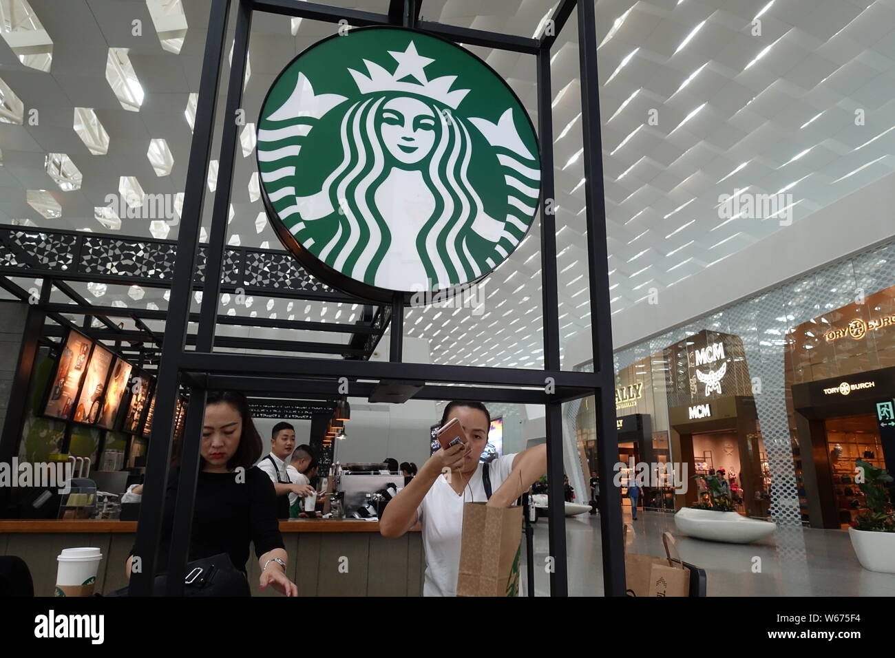 --FILE--Los clientes compran en un café de Starbucks Coffee en Shanghai, China, 1 de noviembre de 2017. China todavía era una tierra de bebedores de té cuando Starbucks Coff Foto de stock