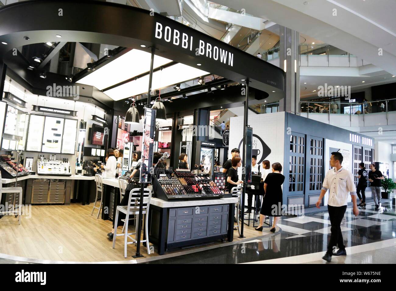 Archivo-clientes camina más allá de un flash mob cafe de American marca de cosméticos  Bobbi Brown en un centro comercial de Shanghai, China, 22 de mayo de 2017.  Nosotros cosmética Fotografía de
