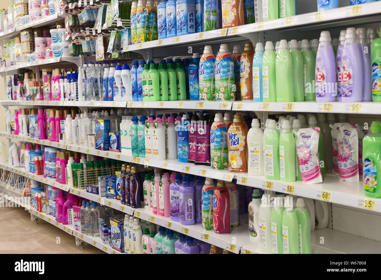 Diversos productos químicos para el hogar en las estanterías de la tienda  Fotografía de stock - Alamy