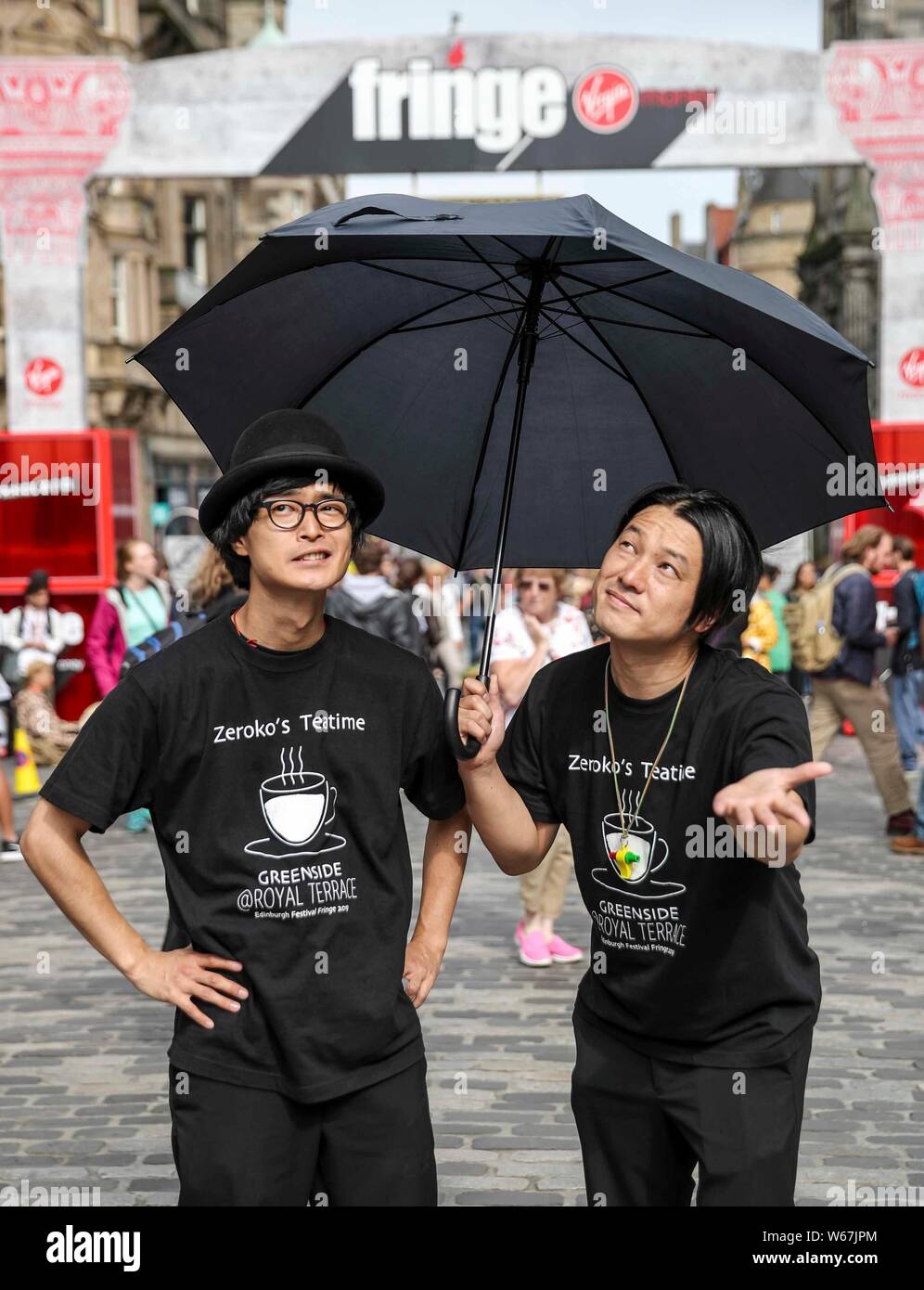 Edimburgo, Reino Unido. El 31 de julio, 2019. Vistas previas para el Fringe Festival de Edimburgo comienza con la fecha de inicio oficial del 2 de agosto. Los artistas intérpretes o ejecutantes Zeroko té de esperanza de que la lluvia se mantendrán lejos mientras llevan a cabo en la Royal Mile. Crédito: ricos Dyson/Alamy Live News Foto de stock