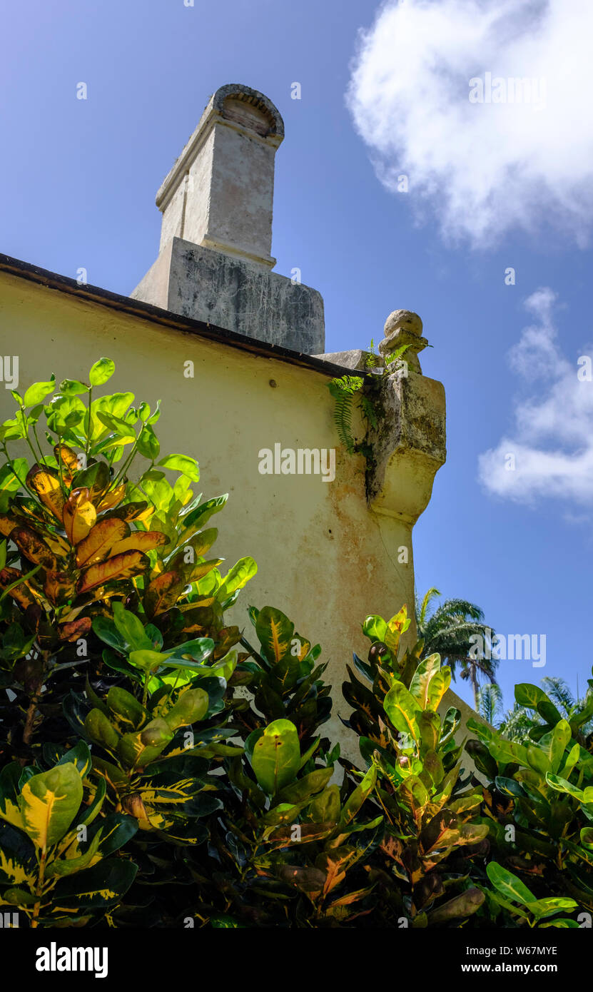 Detalles de los motivos y tour en la Abadía de San Nicolás, una destilería de ron artesanal en la región de tierras altas de Barbados, en el Caribe Foto de stock