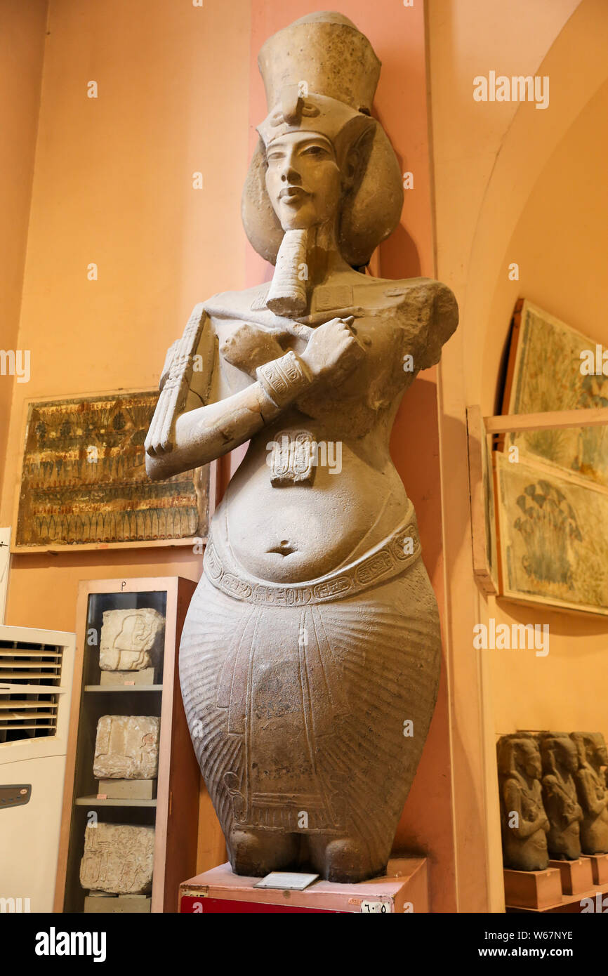 Akhenaton estatua en el Museo Egipcio, la ciudad de El Cairo, Egipto