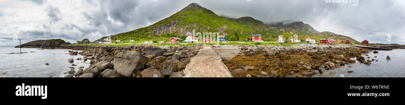 Imagen panorámica de la aldea de pesca 'Austre Nesland', Flakstadøya, islas Lofoten, Noruega Foto de stock