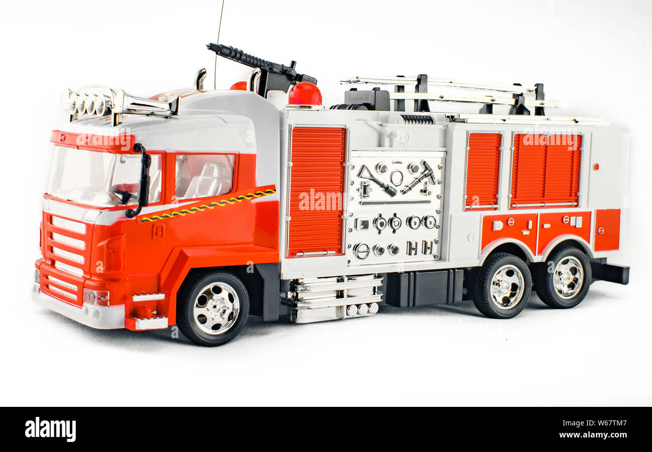 Transporte mayor Limón Camión de bomberos de juguete con manguera contra incendios y de extinción de incendios de herramientas. Juguete para niños gran coche con plástico aislado sobre fondo blanco Fotografía de stock - Alamy Transporte mayor Limón Camión de bomberos de juguete con manguera contra incendios y de extinción de incendios de herramientas. Juguete para niños gran coche con plástico aislado sobre fondo blanco Fotografía de stock - Alamy