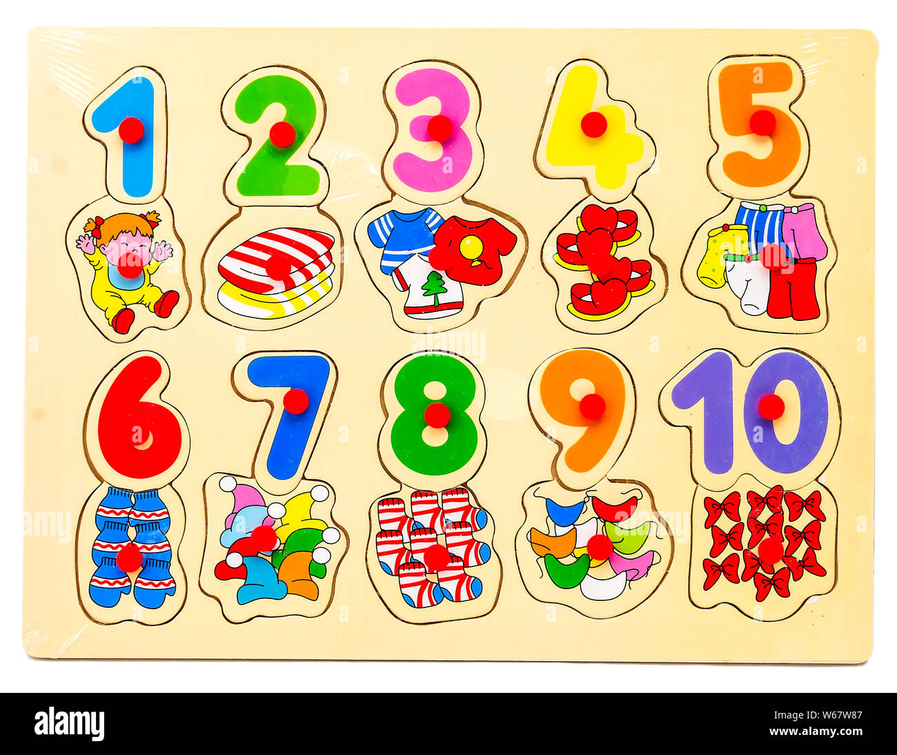 Puzzle de madera con números y signos aritméticos con imágenes de  productos. Children's Hand toma las cifras del rompecabezas. Juego  educativo preescolar Fotografía de stock - Alamy