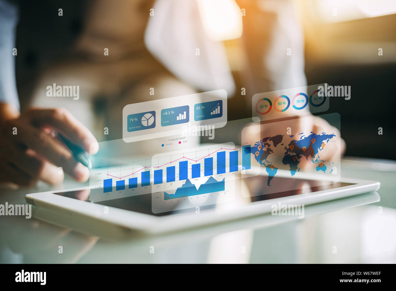 El empresario inversionista análisis financiero de la empresa informe del fondo mutuo de trabajo digital con la tecnología de gráficos de realidad aumentada. Concepto de negocio, Foto de stock
