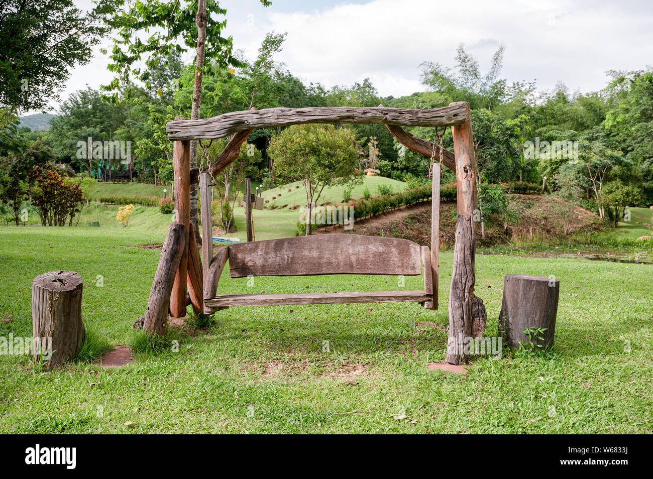 Columpio de madera fotografías e imágenes de alta resolución - Alamy