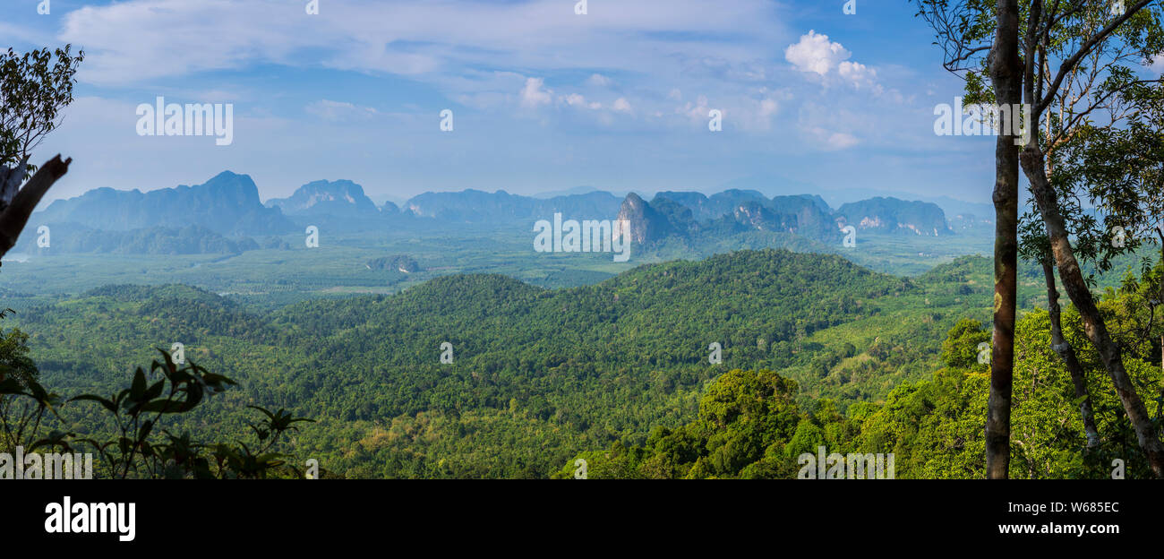 El paisaje en el norte de la zona de Krabi visto desde la pestaña Kak Hang Nak Hill Nature Trail, Tailandia Foto de stock