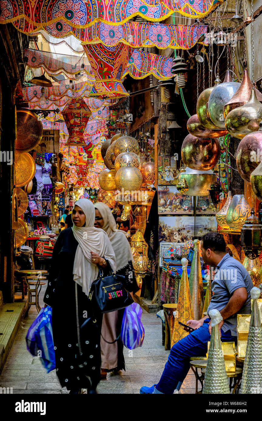 Compras en el mercado de Khan El Khalili, El Cairo, durante el Ramadán Foto de stock