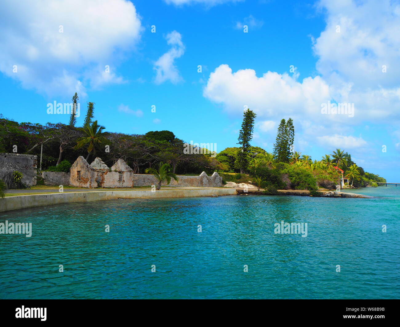 Costa de una pequeña isla de los Mares del Sur Foto de stock