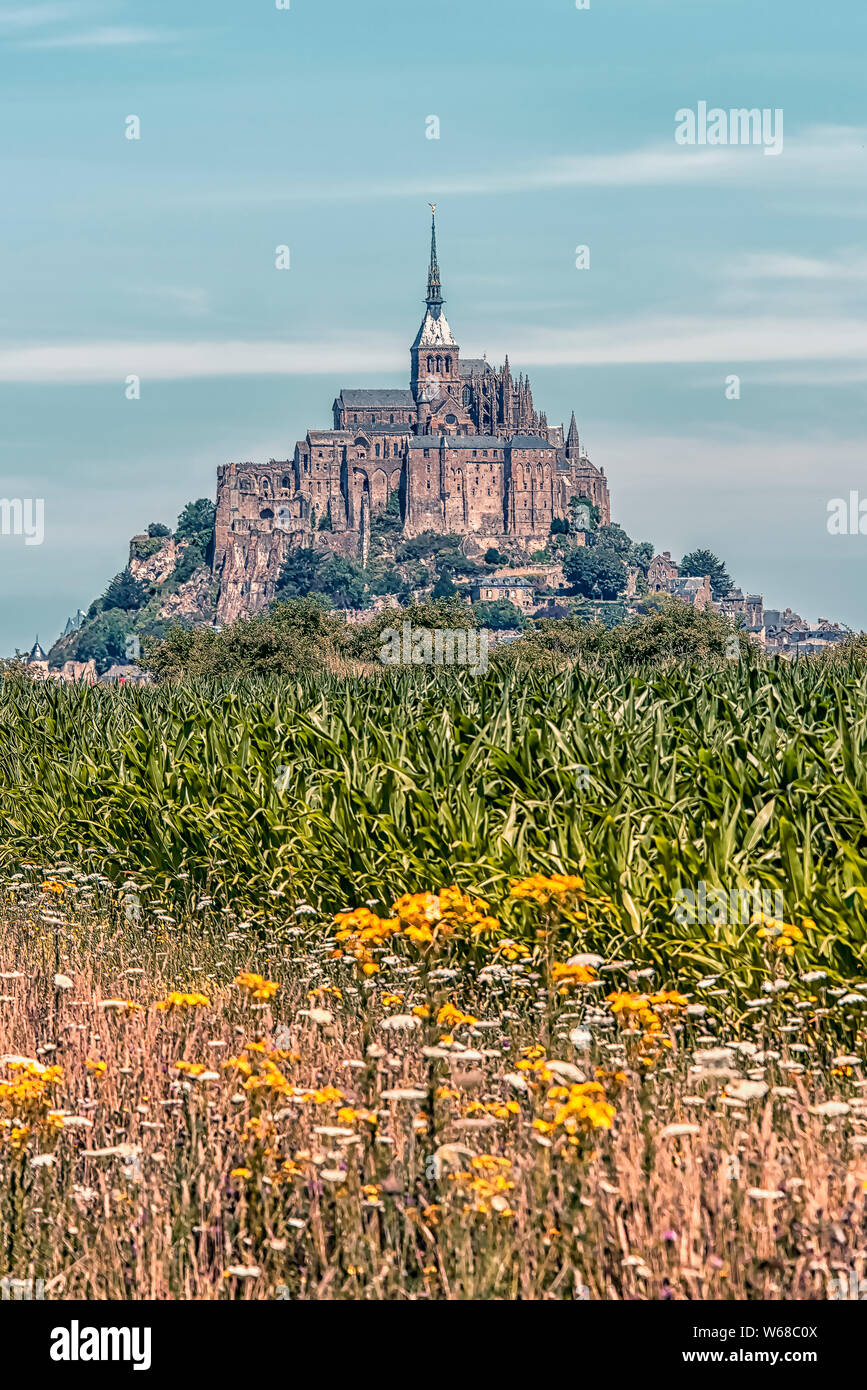 Mont Saint Michel village, un sitio del patrimonio mundial de la UNESCO en Normandía, Francia Foto de stock