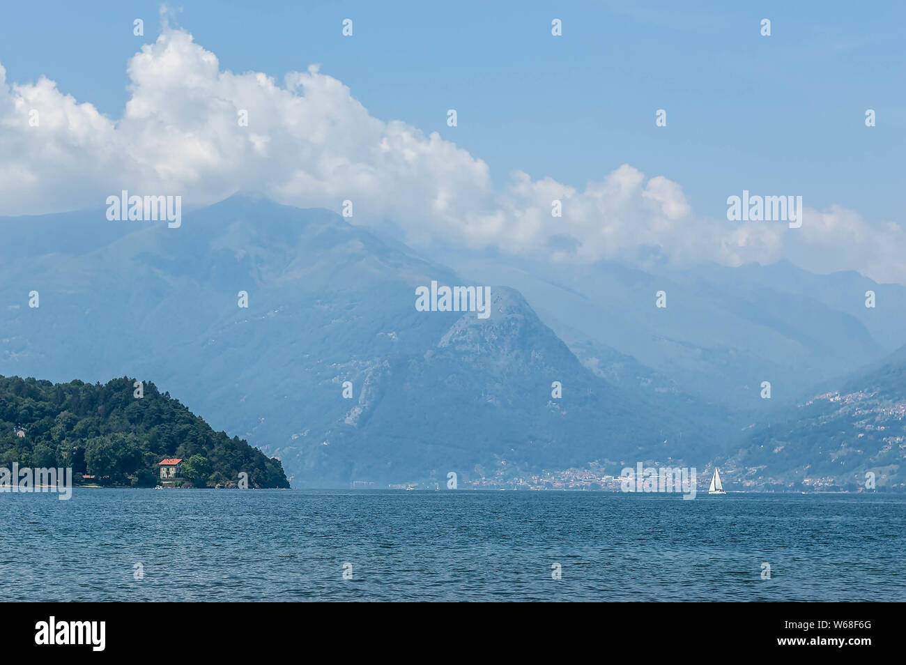 Vista del lago y la montaña pomontory en un día soleado de verano. Distrito del Lago de Como, Colico, Italia, Europa. Foto de stock