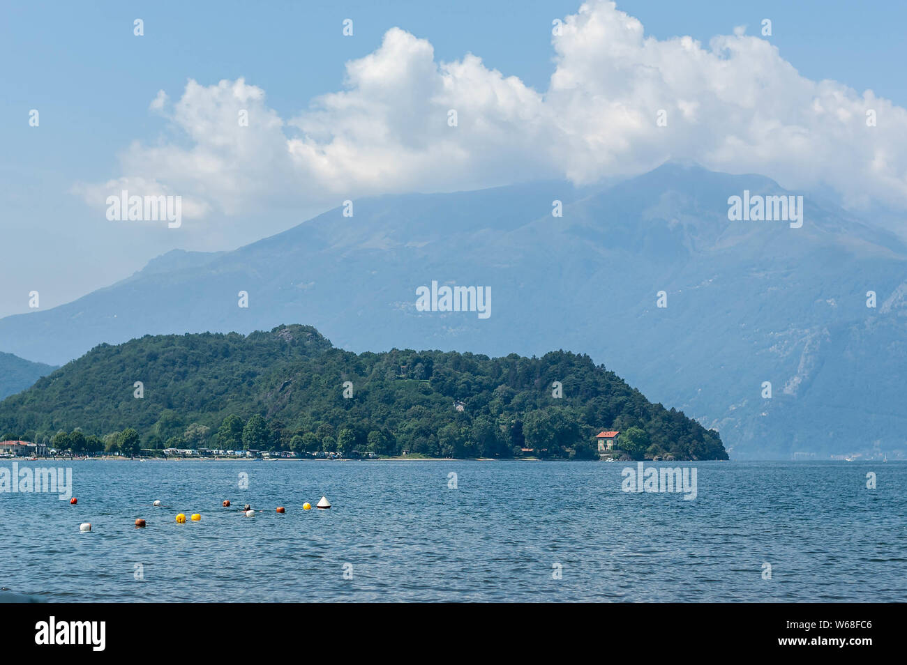 Vista del lago y la montaña pomontory en un día soleado de verano. Distrito del Lago de Como, Colico, Italia, Europa. Foto de stock