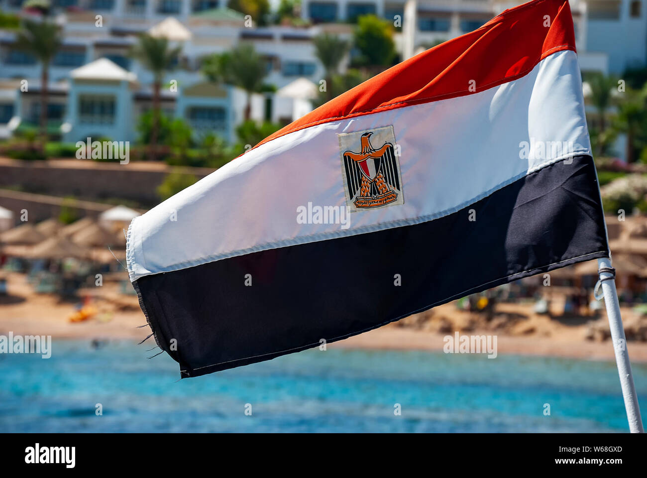 Una bandera egipcia en un barco de buceo en el Mar Rojo Fotografía de