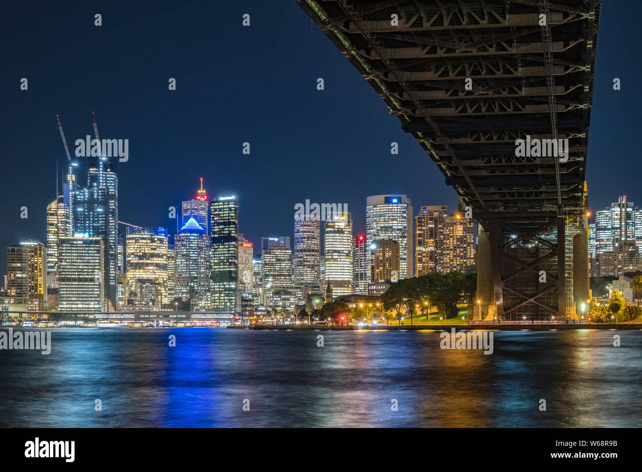 El Sydney Harbour Bridge es un patrimonio figuran el acero a través de puente de arco a través del puerto de Sydney que transporta la rampa vehicular y peatonal, la bicicleta, la t Foto de stock