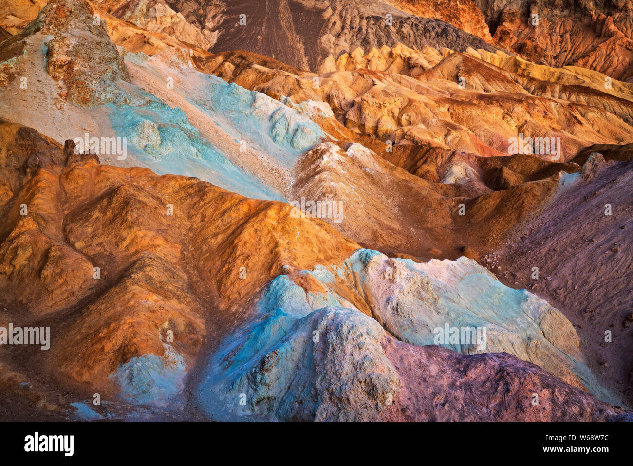 Crepúsculo Civil resplandor de la ondulante badlands multicolores de Golden Canyon en California el Parque Nacional Valle de la muerte. Foto de stock