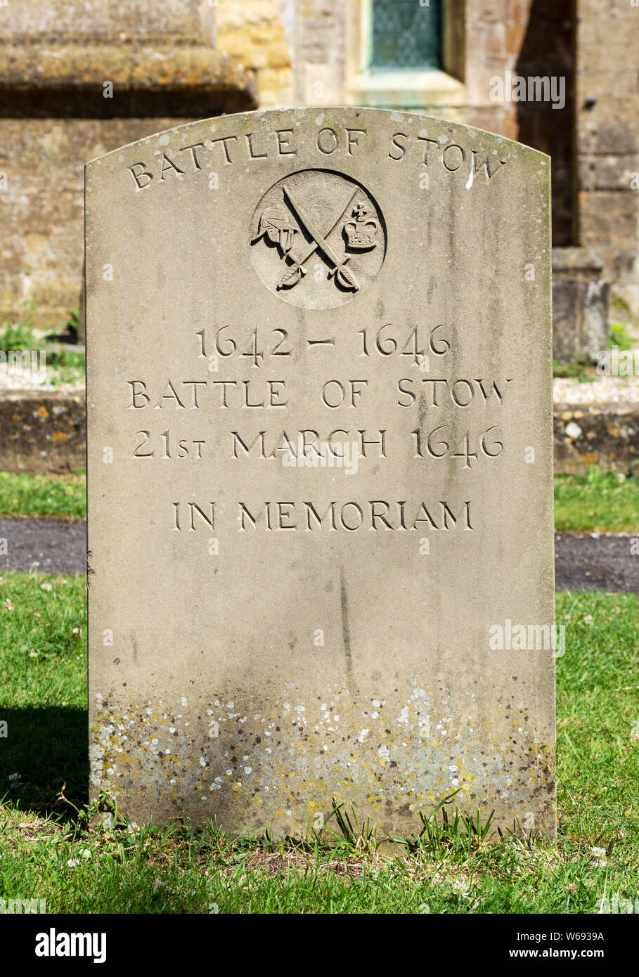 Un monumento de piedra a la batalla de Stow, 21 de marzo de 1646, en el cementerio de St Edward's Church de estibar en la Wold, Gloucestershire, Inglaterra, Reino Unido. Foto de stock