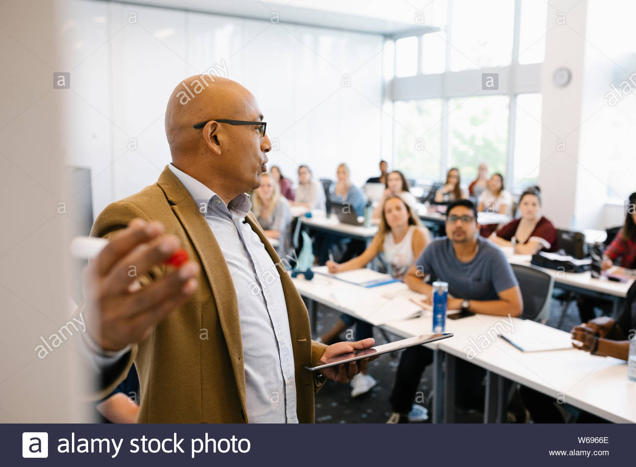 Profesor macho dando presentación a estudiantes universitarios Foto de stock