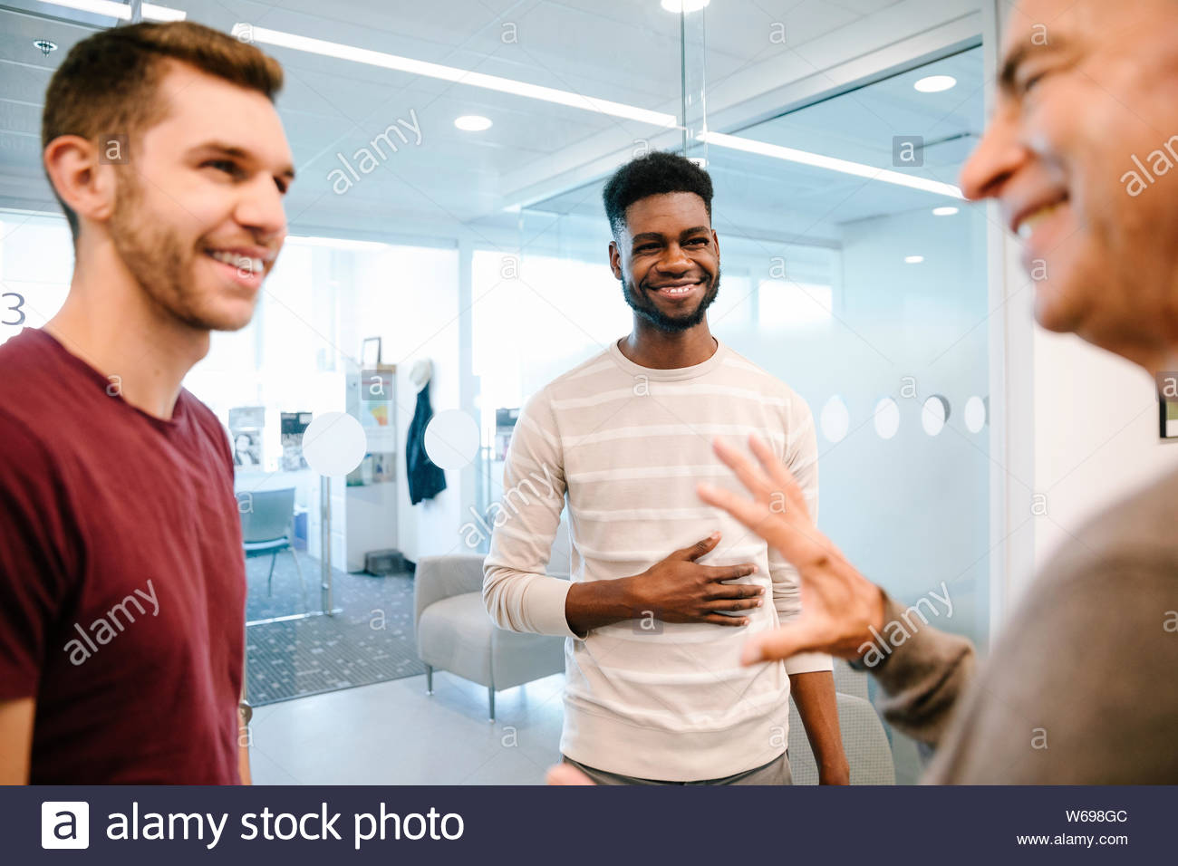 Profesor hablando a estudiantes univrsity alegre Foto de stock
