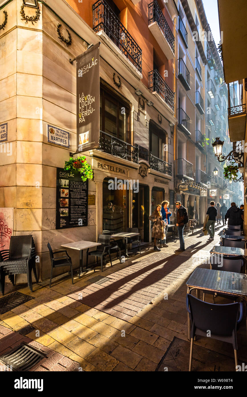 Una calle en Zaragoza casco antiguo conocido como el tubo de distrito, muy  popular para la vida nocturna y taps bar. Zaragoza, Aragón, España,  diciembre de 2018 Fotografía de stock - Alamy