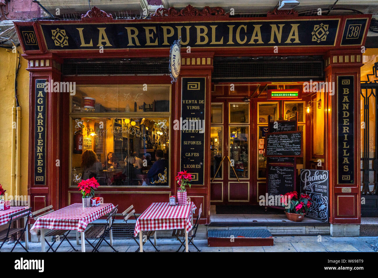 Restaurante tipico español fotografías e imágenes de alta resolución - Alamy