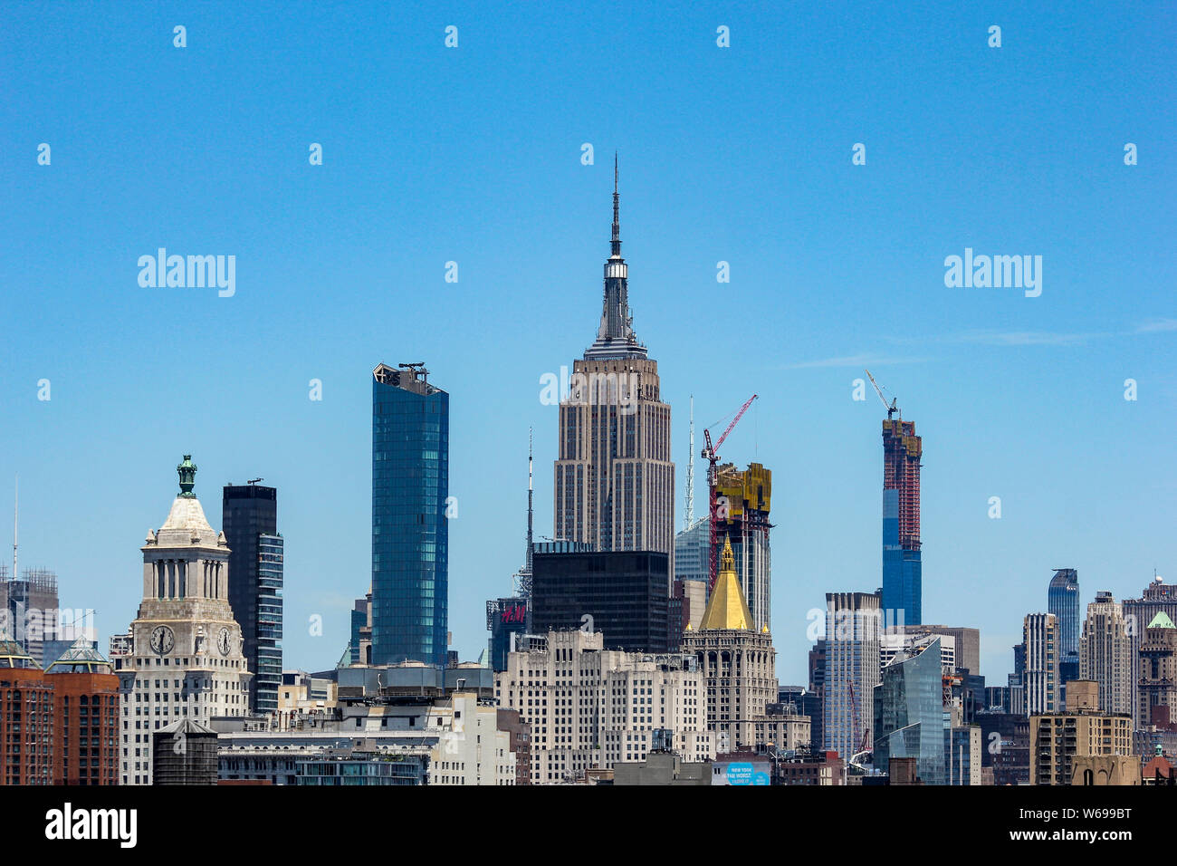 Una vista hacia el Empire State Building desde el Lower East Side de Manhattan, en Nueva York, Nueva York, Estados Unidos Foto de stock